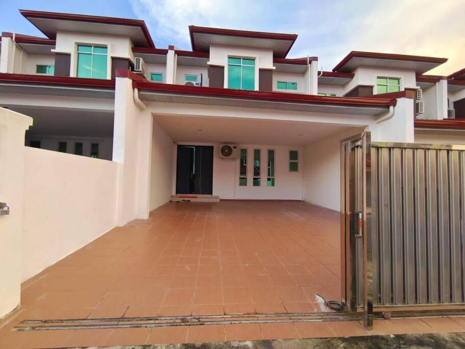 Sakura Homestay 5 Bedrooms - Spring Lopeng 14 Pax Miri Exterior foto